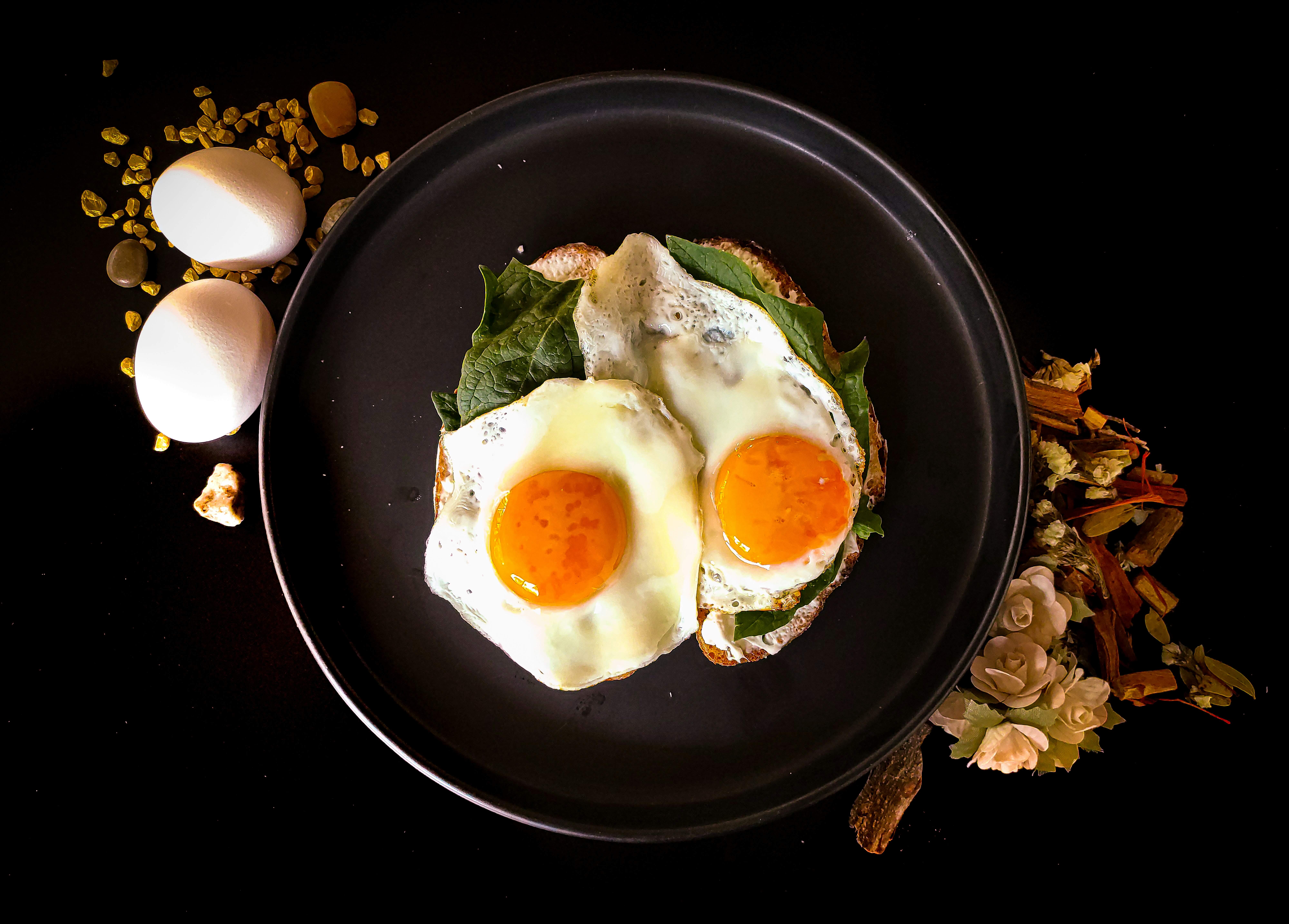 Toasts with spinach and fried eggs recipe